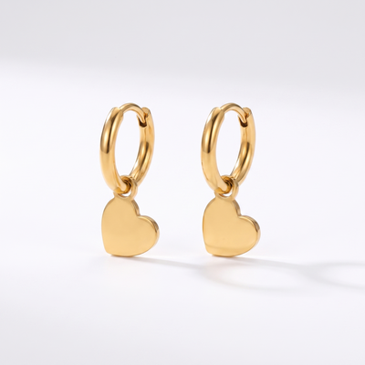 Heart Earring - weißer Studio-Hintergrund